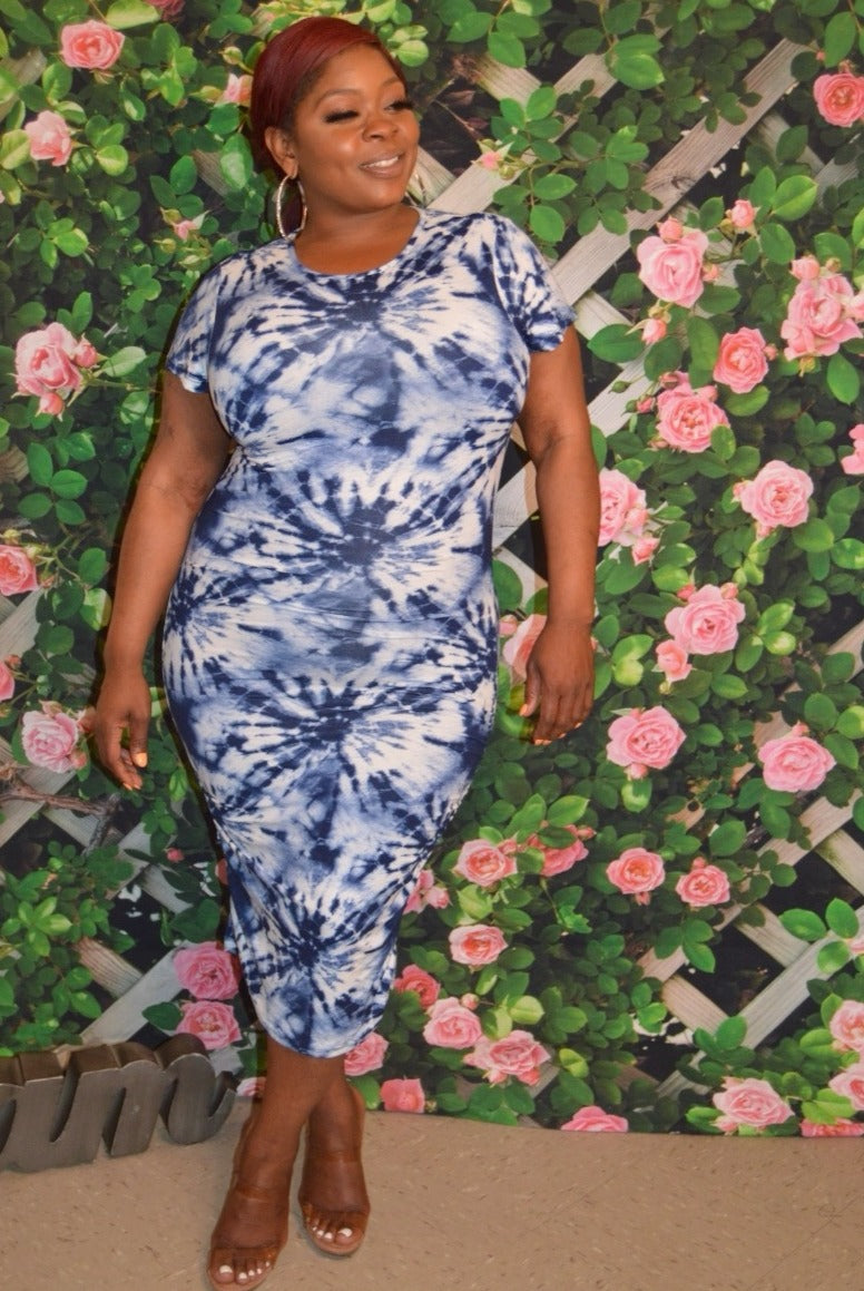The "Cali" Tie-Dye Ruched Dress (Plus/Curve) Valencia Louise The "Cali" Tie-Dye Ruched Dress (Plus/Curve) Valencia Louise